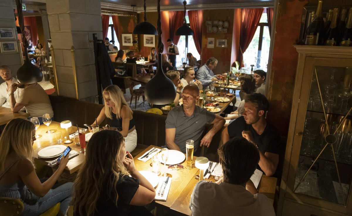 Fullsatt matsal på Lebanon Meza Lounge